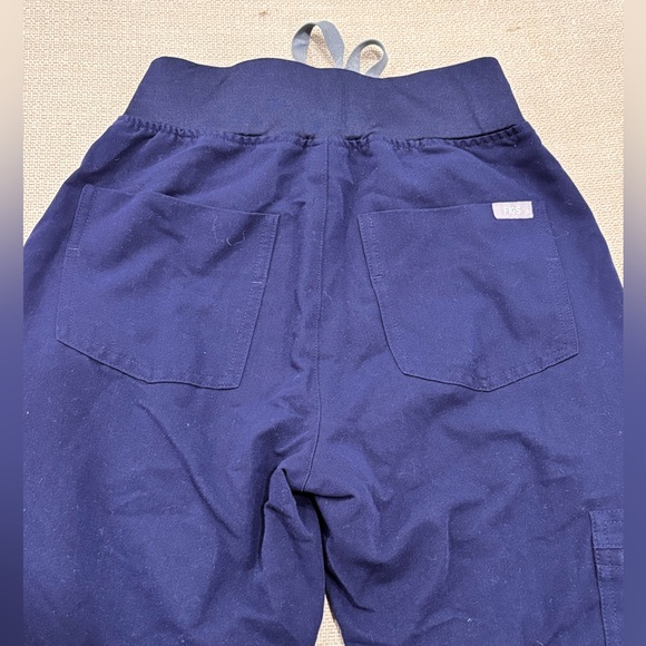 FIGS set , in great condition. Very comfortable. - Picture 3 of 4